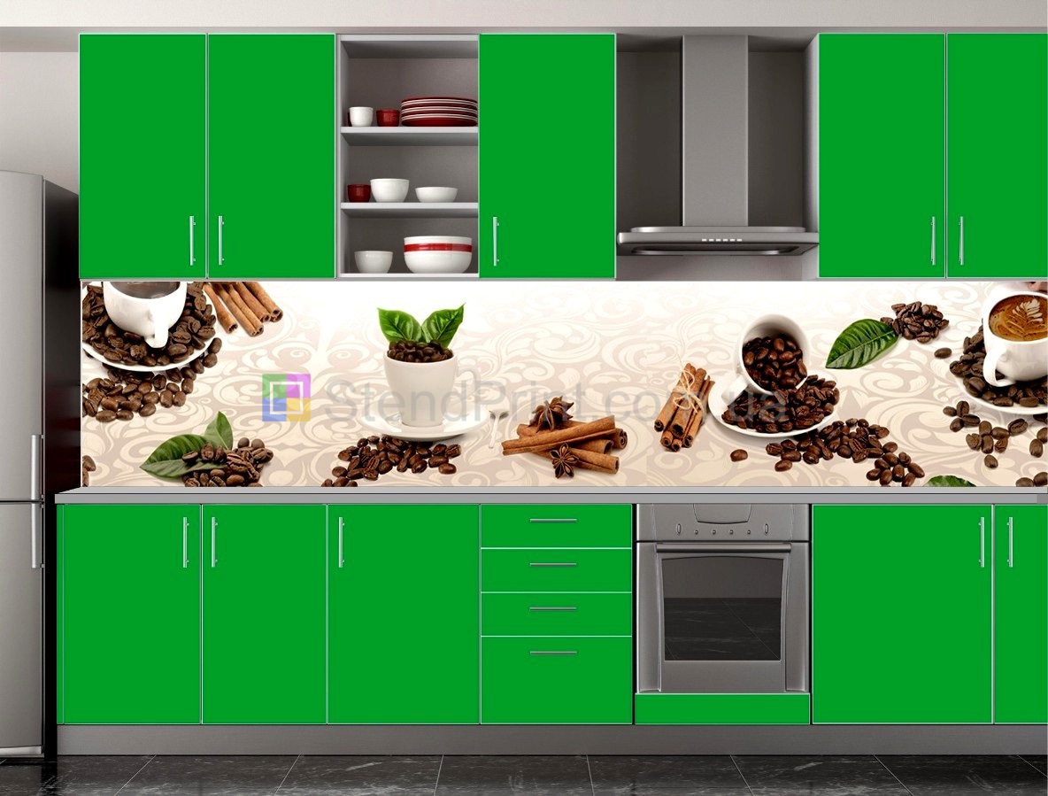 Белая кухня с ярким фартуком