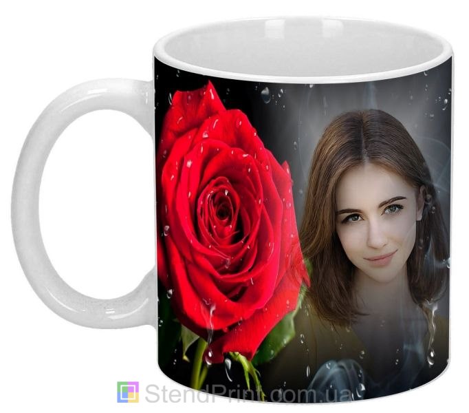 Чашка з фото червона троянда на чорному фоні