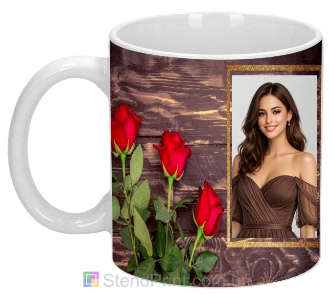 Кружка з фото з червоними трояндами на дерев’яному фоні подарунок коханій