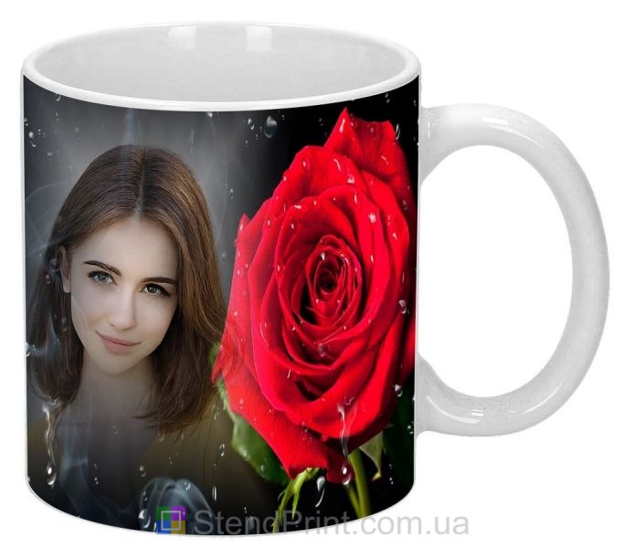 Чашка з фото червона троянда на чорному фоні