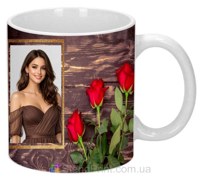 Кружка з фото з червоними трояндами на дерев’яному фоні подарунок коханій